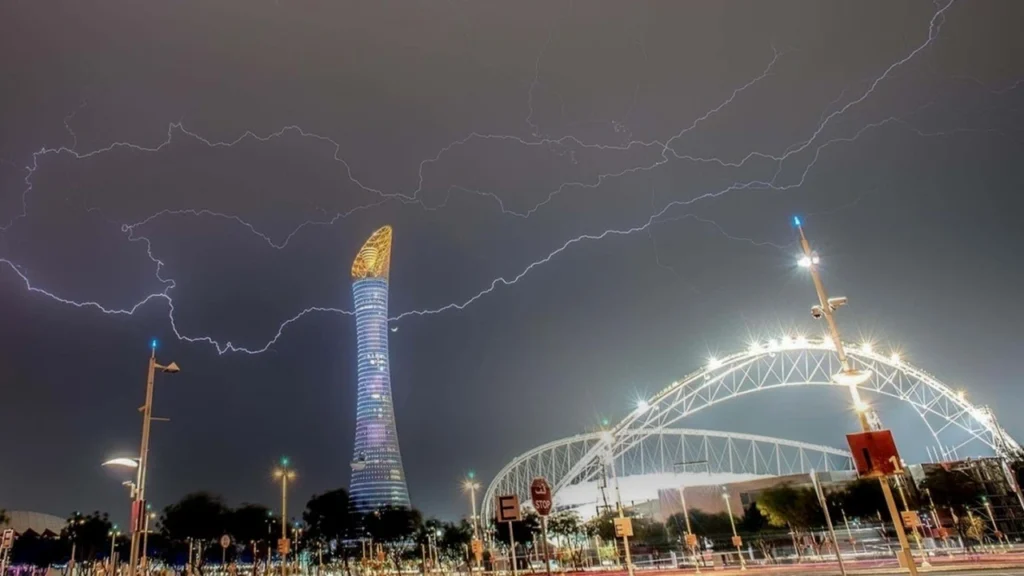 الأرصاد الجوية تحذر من أمطار رعدية ورياح قوية على الساحل وعرض البحر